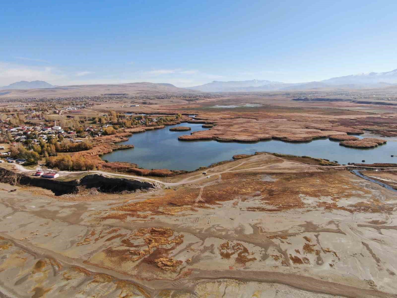 VAN GÖLÜ’NÜN İNCİSİ OLARAK BİLİNEN, YÜZLERCE KUŞ TÜRÜNE VE ZENGİN BİR BİYOÇEŞİTLİLİĞE EV SAHİPLİĞİ...