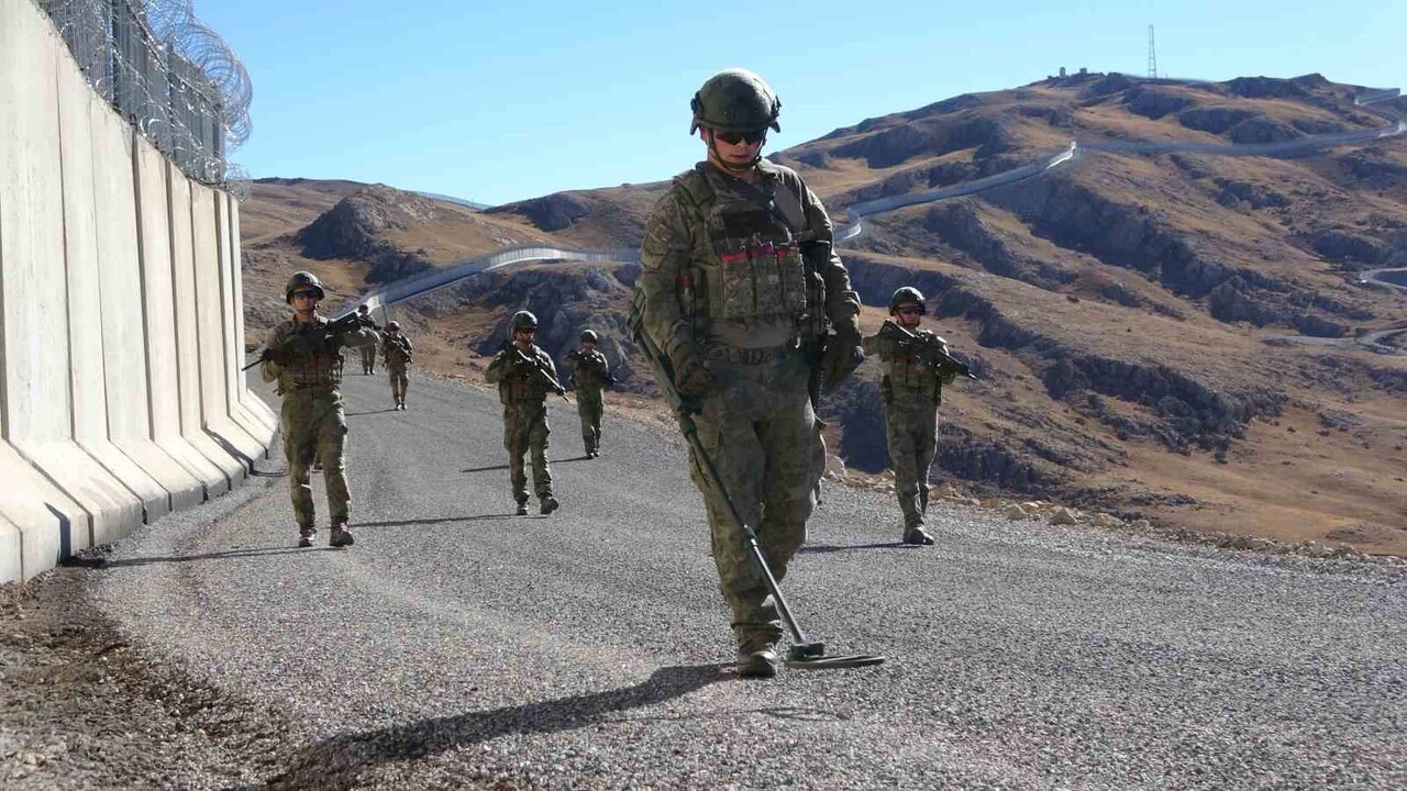 VAN’IN BAŞKALE İLÇESİ SINIR HATTINDA YÜRÜTÜLEN TÜRKİYE-İRAN SINIR DUVARI ÇALIŞMALARI TAMAMLANMA...