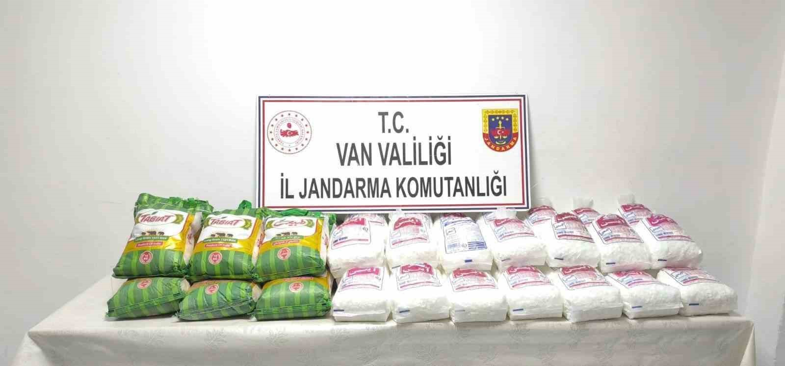 VAN’IN BAŞKALE İLÇESİNDE JANDARMA EKİPLERİNCE YÜRÜTÜLEN ÇALIŞMALAR SONUCUNDA GÜMRÜK KAÇAĞI EŞYA VE...