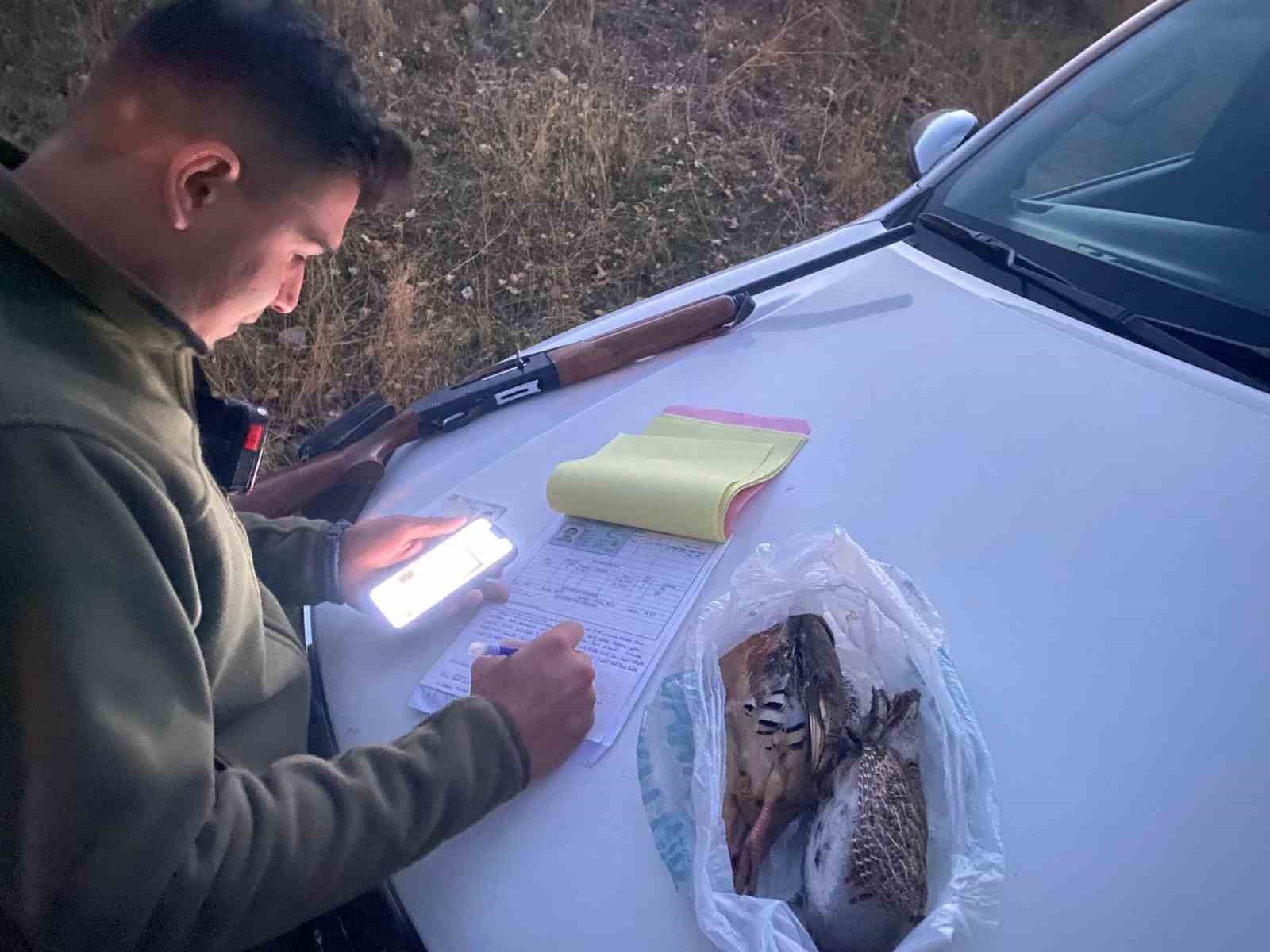 VAN’IN ERCİŞ İLÇESİNDE DOĞA KORUMA VE MİLLİ PARKLAR (DKMP) ŞEFLİĞİ EKİPLERİ, KAÇAK AVCILIKLA...