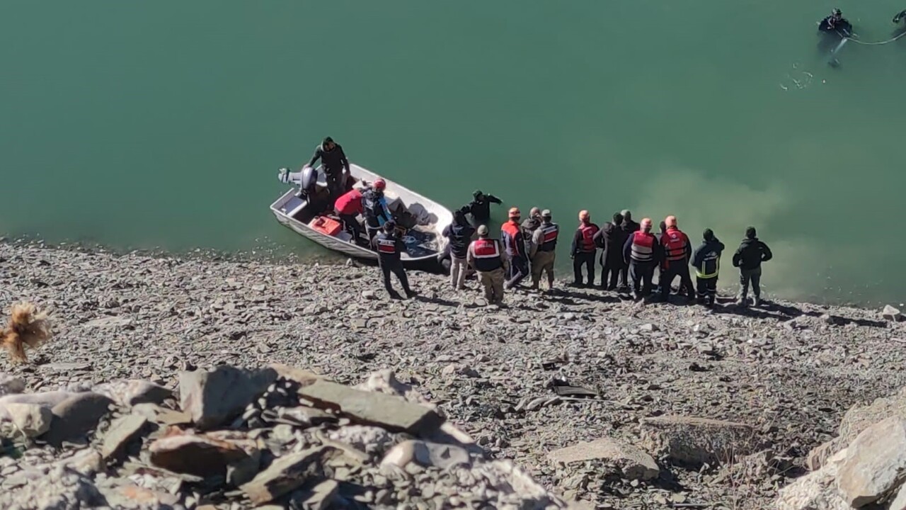 VAN’IN GÜRPINAR İLÇESİNDEKİ ZERNEK BARAJI’NA UÇAN ARAÇTAN 2 KİŞİ ÖLÜ OLARAK...