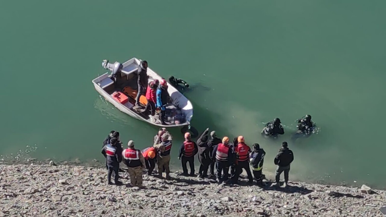 VAN’IN GÜRPINAR İLÇESİNDEKİ ZERNEK BARAJI’NA UÇAN ARAÇTAN 2 KİŞİ ÖLÜ OLARAK...