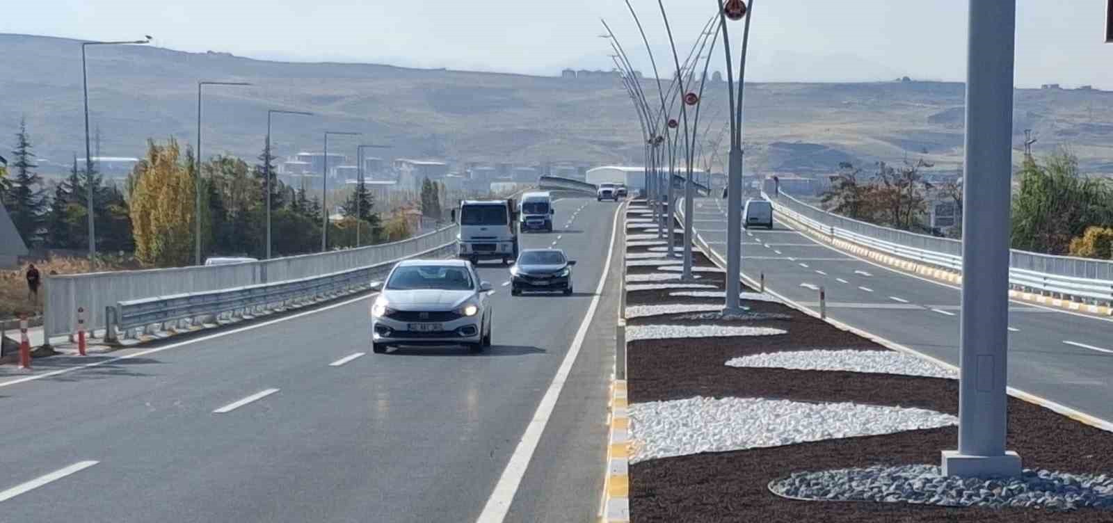 VAN’IN ULAŞIM ALTYAPISINI GÜÇLENDİRECEK VAN ÇEVRE YOLU PROJESİ KAPSAMINDA YAPIMI TAMAMLANAN...