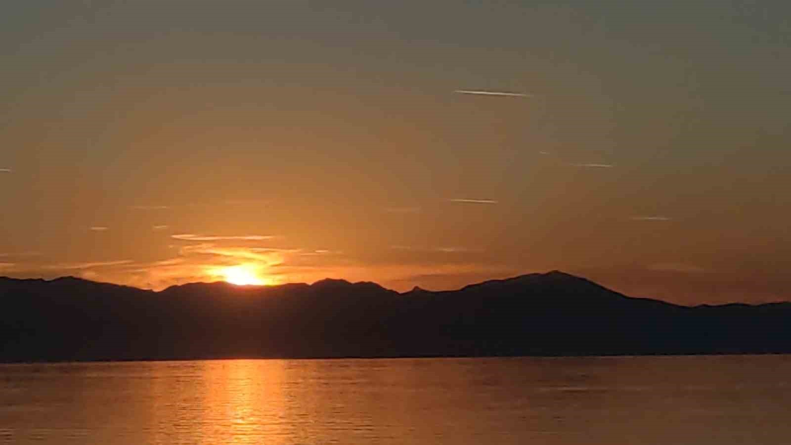 VAN SEMALARINDA DÜN AKŞAM SAATLERİNDE SÜZÜLEN UÇAKLAR, GÖÇMEN KUŞLARIN AHENKLİ UÇUŞU VE TÜM BU...