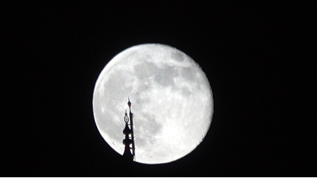 VAN SEMALARINDA GECE SAATLERİNDE BELİREN ŞİŞKİN AY, GÖKYÜZÜNDE ADETA GÖRSEL BİR ŞÖLEN...