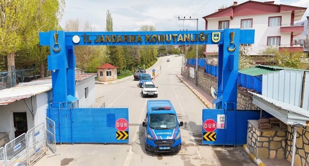 VAN VE HAKKARİ'DE JANDARMA EKİPLERİNCE YAPILAN 2 AYRI OPERASYONDA 324 KİLO UYUŞTURUCU ELE...