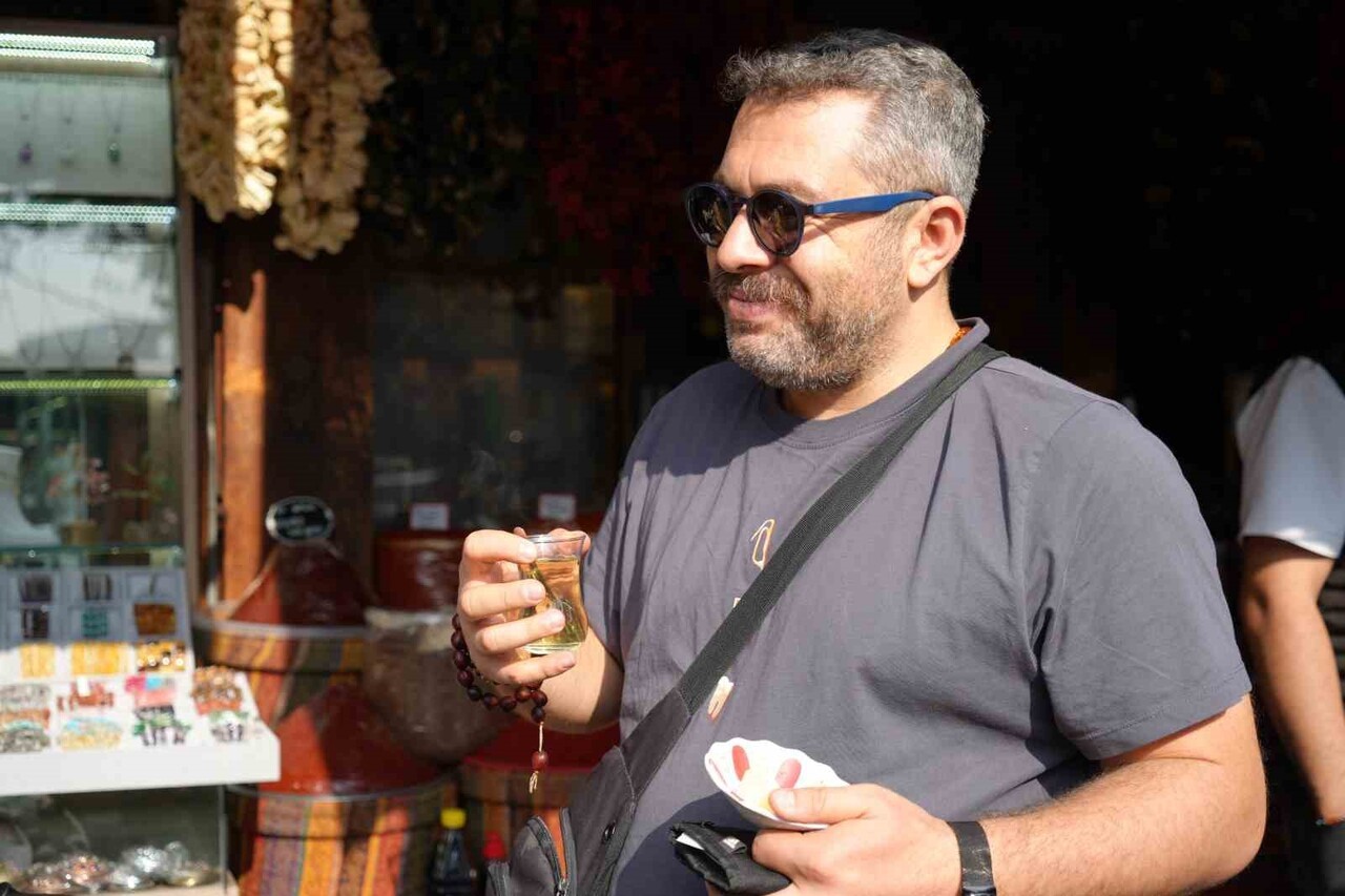 VATANDAŞ ENİS TÜRKAN İSE HASTA OLMAMAK İÇİN KIŞ ÇAYLARINI TÜKETTİĞİNİ SÖYLEDİ.