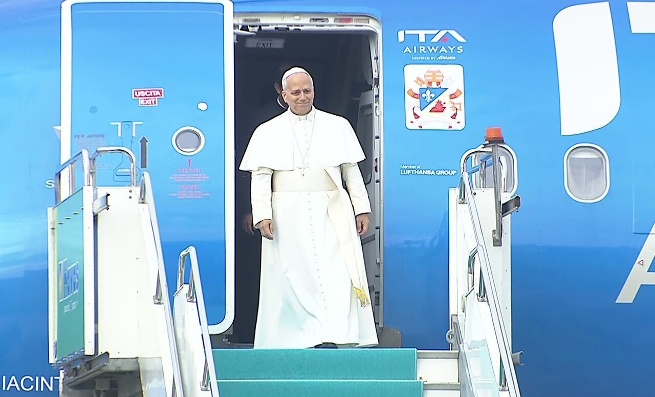 VATİKAN DEVLET BAŞKANI PAPA 14. LEO'YU TAŞIYAN UÇAK ANKARA'YA İNİŞ YAPTI.
