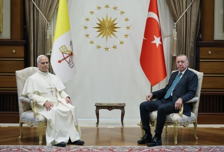 VATİKAN DEVLET BAŞKANI PAPA 14. LEO, TÜRKİYE ZİYARETİ İÇİN HAZIRLANAN LOGODAKİ KÖPRÜ FİGÜRÜNÜN...