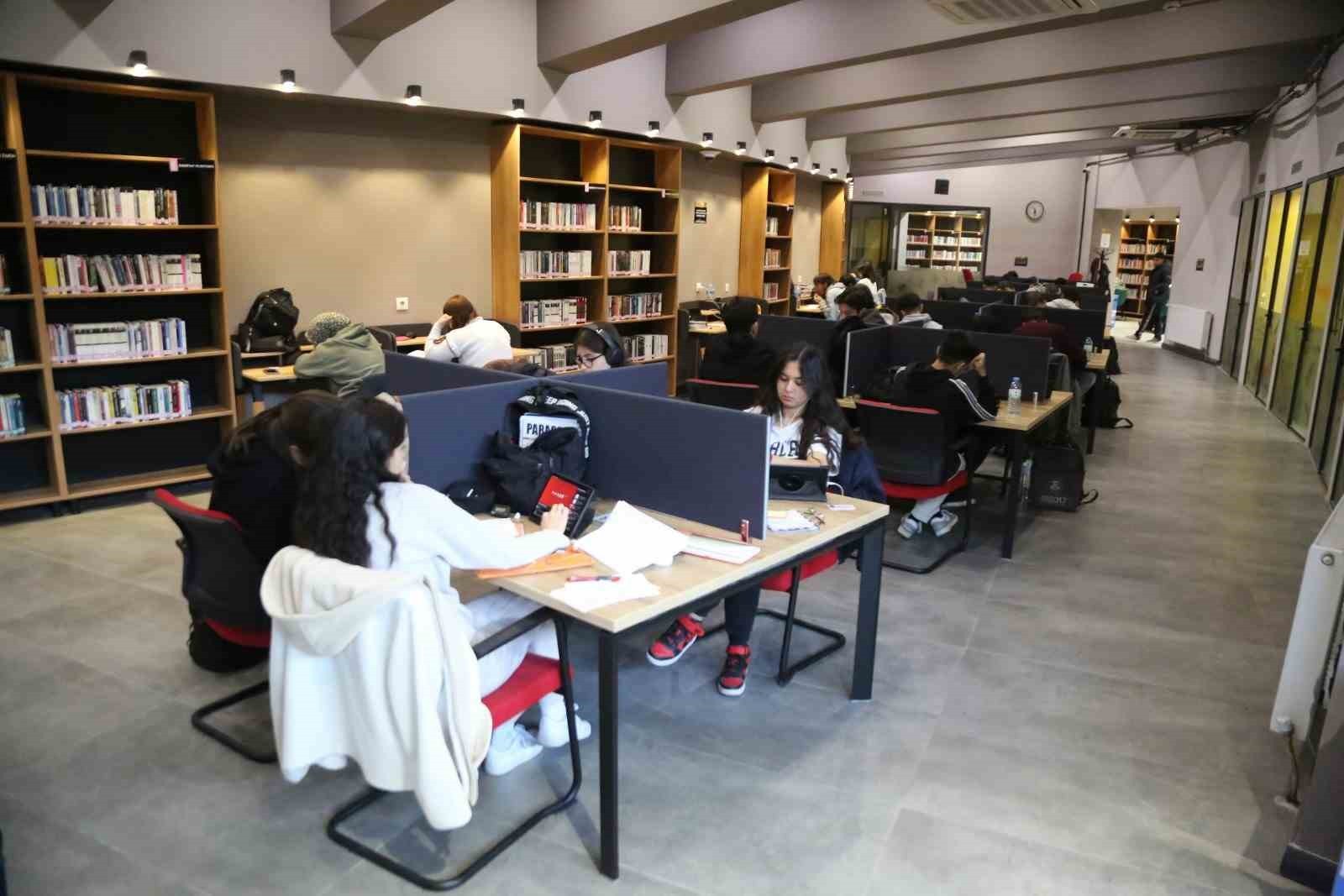 VİZYON PROJELERİ VE YENİ YATIRIMLARIYLA EĞİTİME VE GENÇLERE BÜYÜK DESTEK SAĞLAYAN MELİKGAZİ...