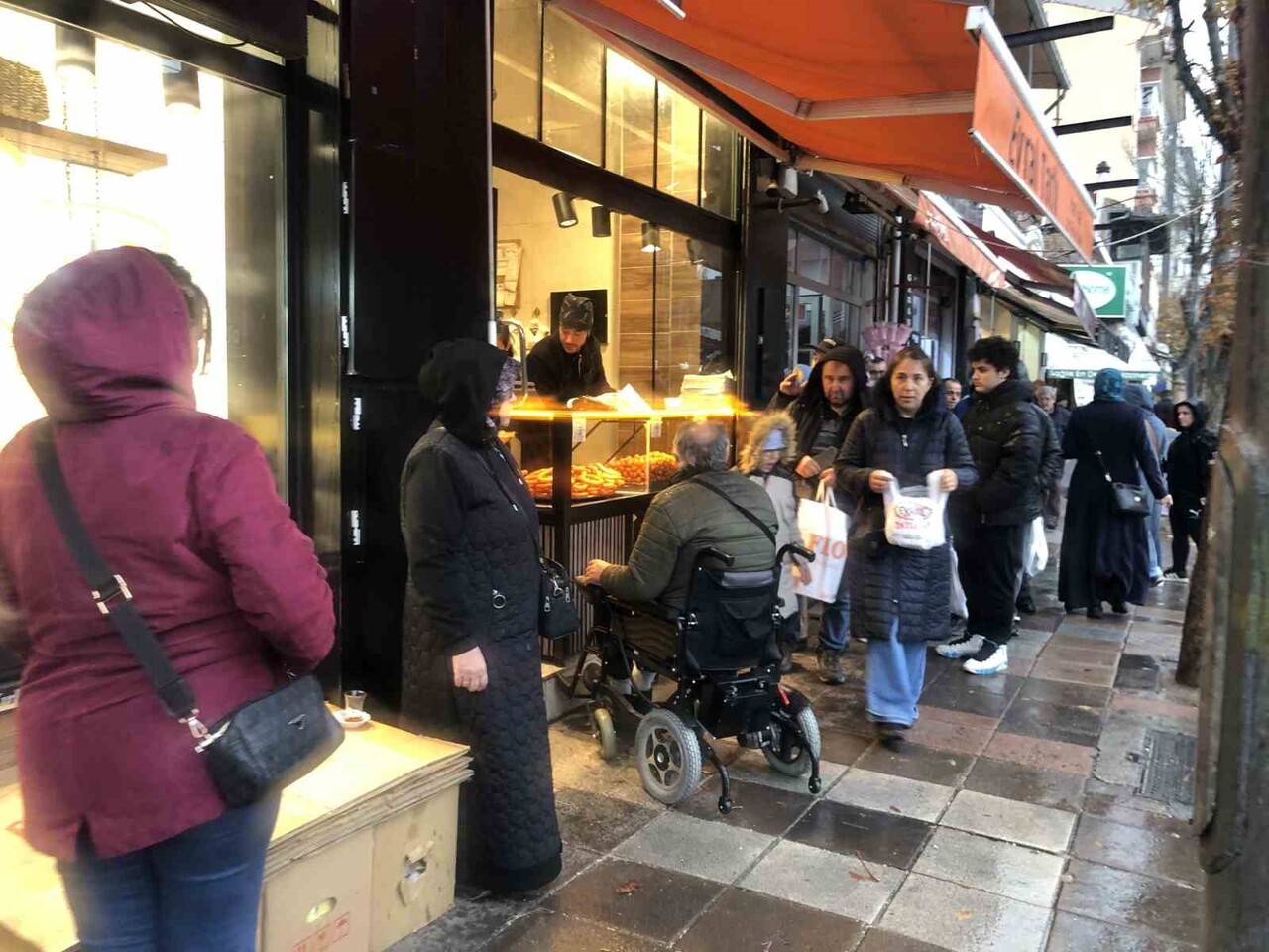 YAĞIŞA HAZIRLIKSIZ YAKALANAN BAZI VATANDAŞLAR DÜKKANLARIN TENTE VE SAÇAKLARININ ALTINA...