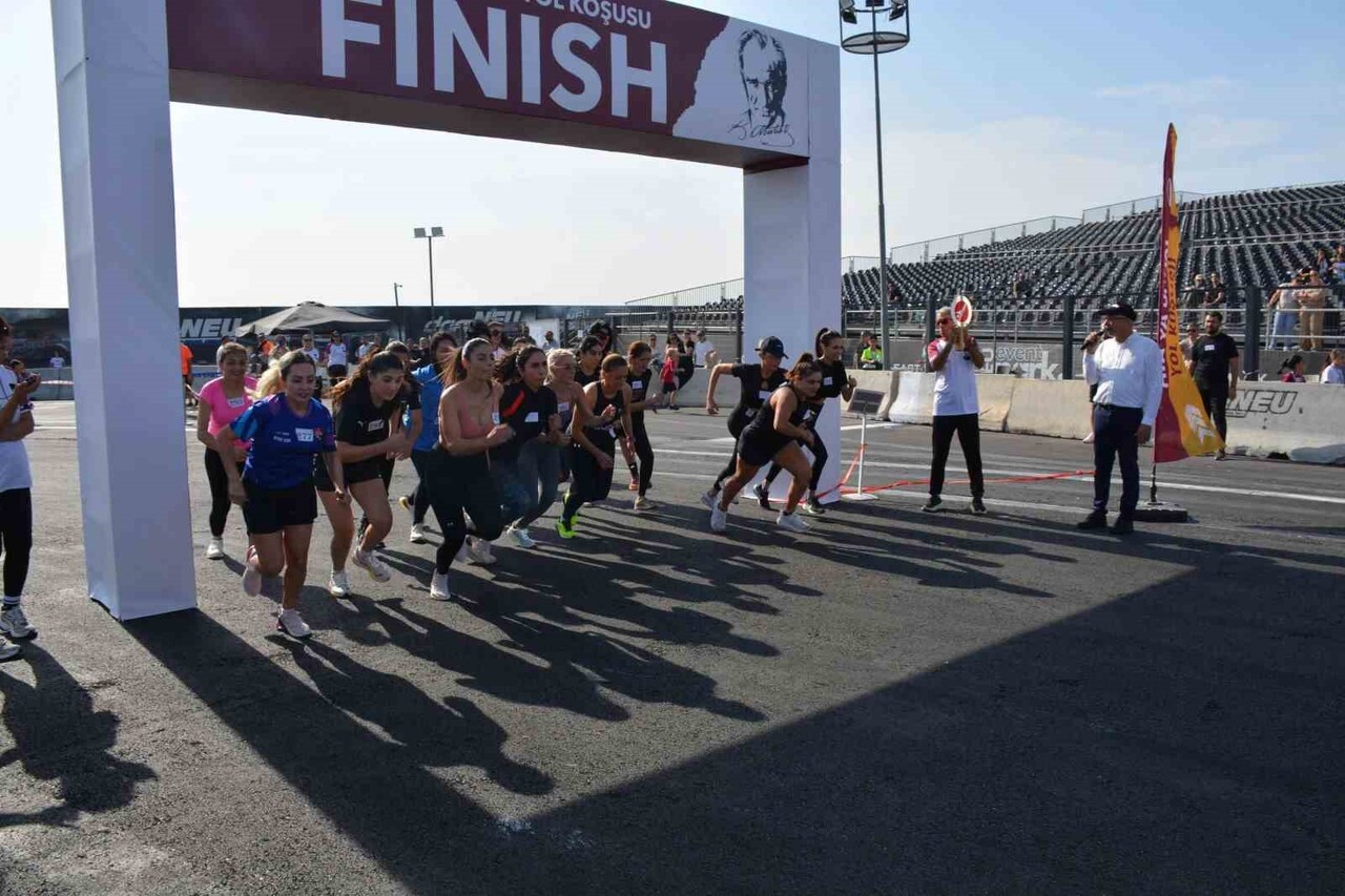 YAKIN DOĞU OLUŞUMU OKULLARI, GELENEKSELLEŞTİRDİĞİ "ATA’YA SAYGI YOL KOŞUSU" İLE YÜZLERCE ÖĞRENCİYİ...