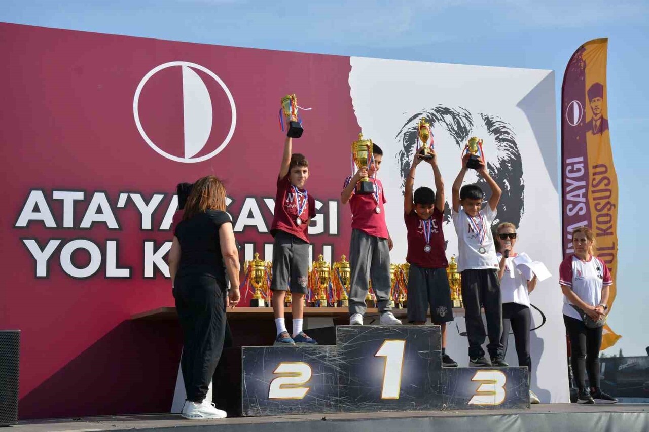 YAKIN DOĞU OLUŞUMU OKULLARI, GELENEKSELLEŞTİRDİĞİ "ATA’YA SAYGI YOL KOŞUSU" İLE YÜZLERCE ÖĞRENCİYİ...