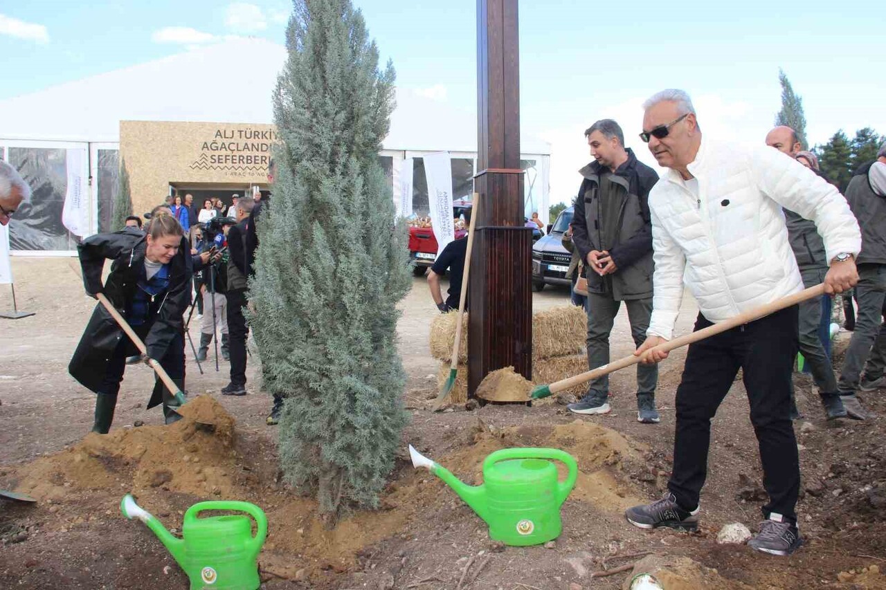 YAKLAŞIK 1,4 MİLYON FİDAN DİKİMİNİN HEDEFLENDİĞİ AĞAÇLANDIRMA SEFERBERLİĞİ’NİN İLK FİDANLARI, ALJ...