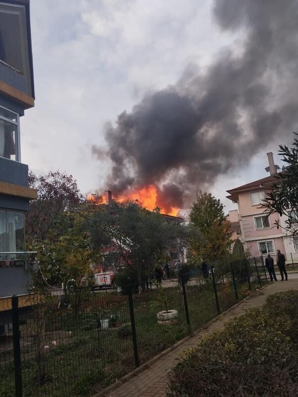 YALOVA'DA 3 KATI BİNANIN ÇATISINDA MEYDANA GELEN YANGIN İTFAİYE EKİPLERİ TARAFINDAN...