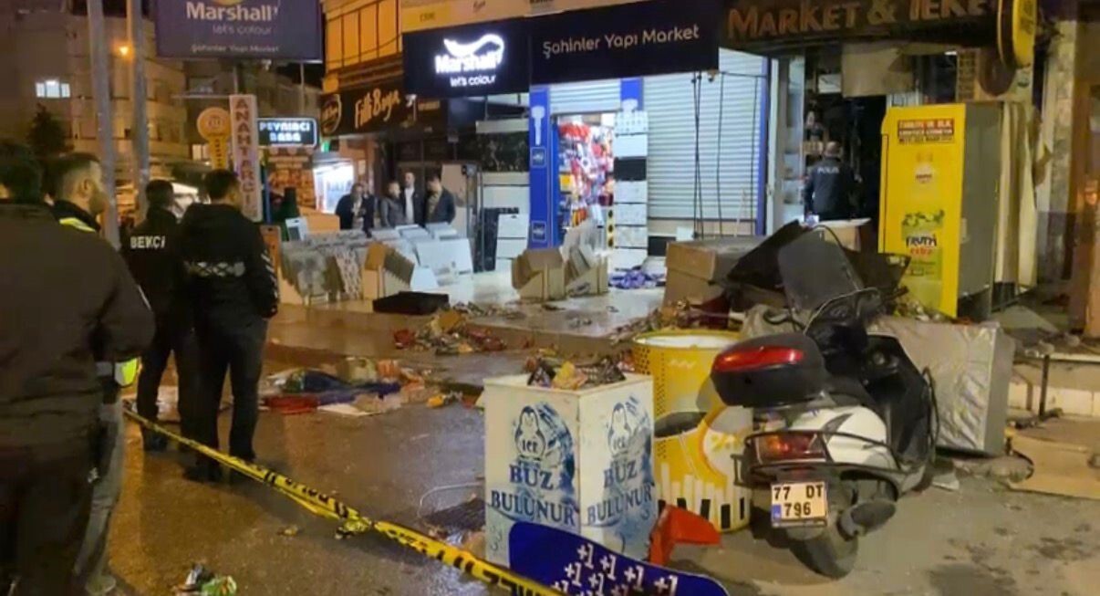 YALOVA'DA ANNE VE BABASIYLA TARTIŞAN ŞAHIS, AİLELERİNE AİT TEKEL BAYİNE BENZİN DÖKEREK ATEŞE...