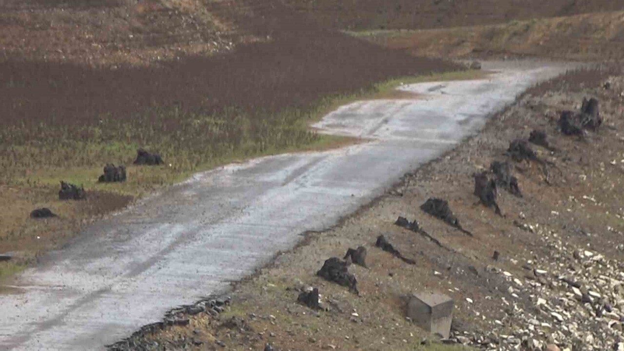 YALOVA'DA DOLULUK ORANI KRİTİK SEVİYELERE DÜŞEN GÖKÇE BARAJI'NDA SULARIN ÇEKİLMESİYLE TARİHİ...