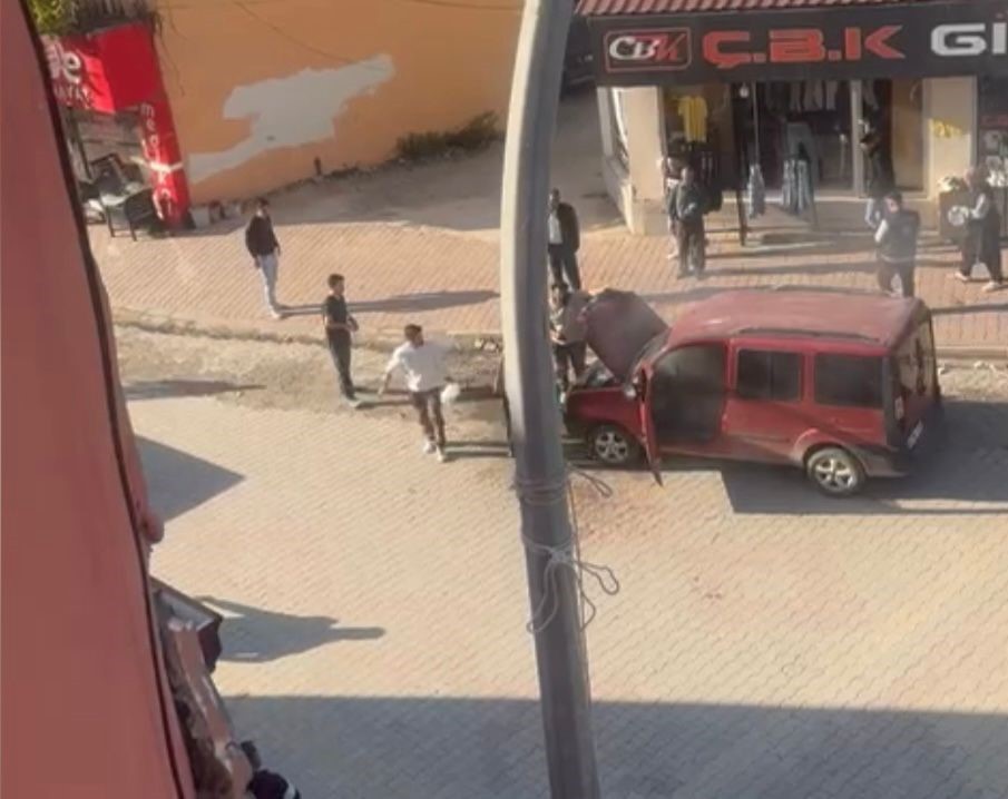 YANAN ARAÇ VE VATANDAŞLARIN SÖNDÜRME ÇALIŞMASI