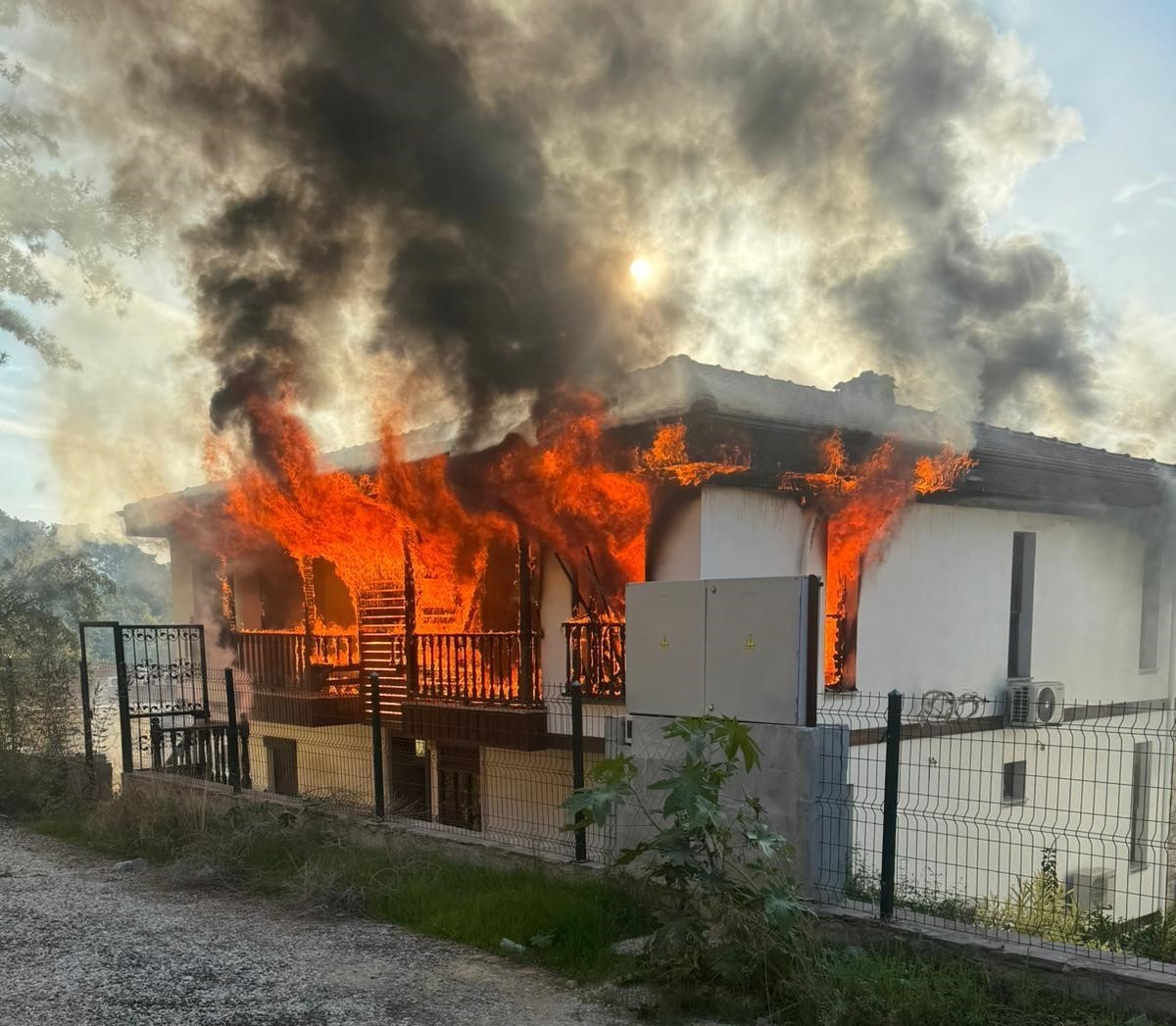 YANAN EVİN UYUŞTURUCU İLE YAKALANMAMAK İSTEMEYEN ŞAHIS TARAFINDAN KUNDAKLANDIĞI İDDİA...