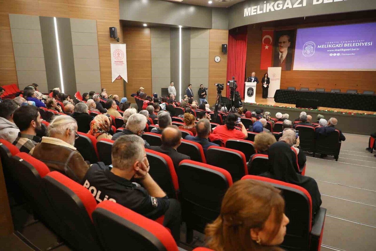 YAPMIŞ OLDUĞU ETKİNLİKLERLE İLÇE SAKİNLERİNİ ŞİİR, TİYATRO, SÖYLEŞİ, MÜZİK VE SİNEMAYLA...