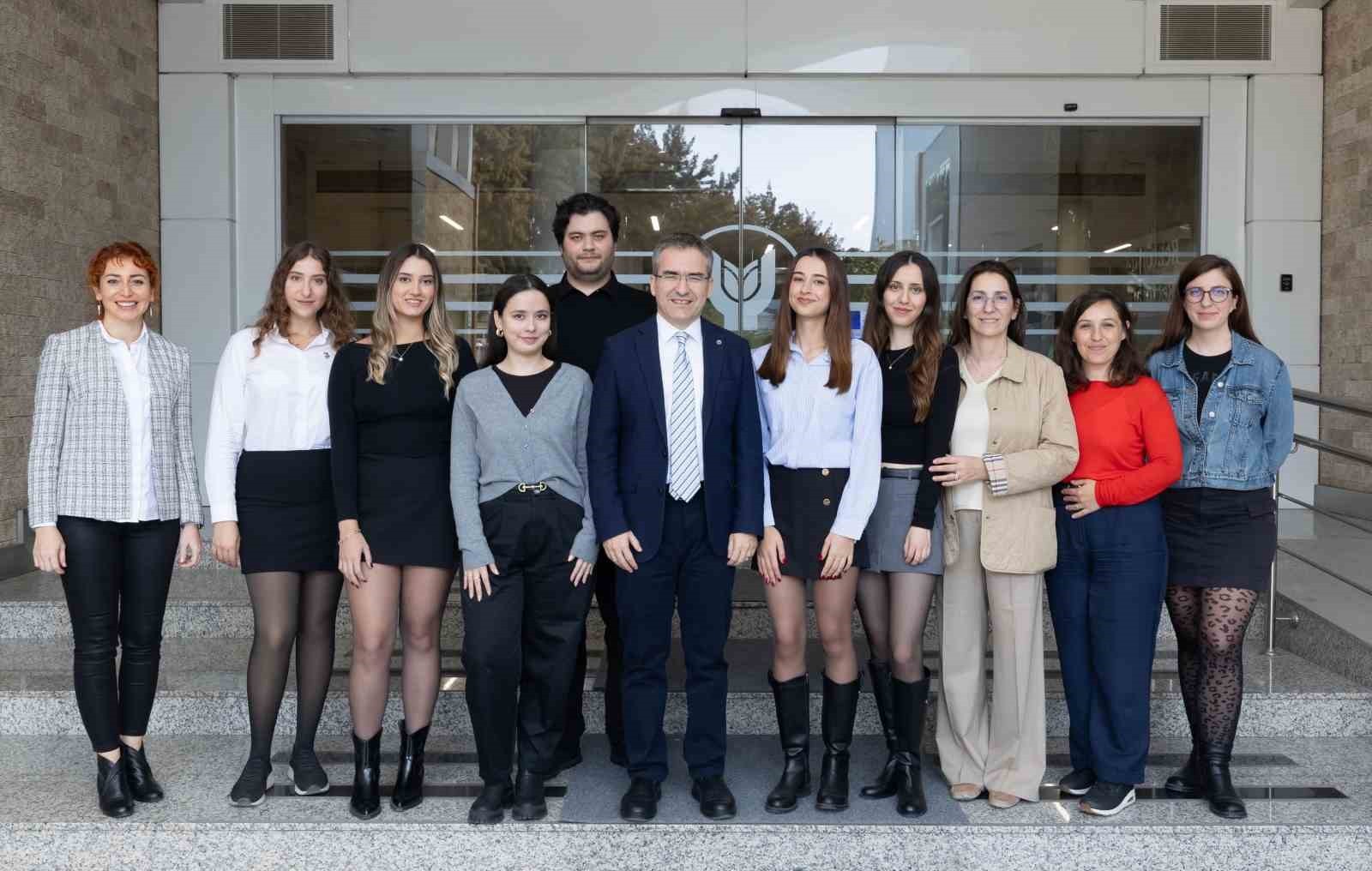 YAŞAR ÜNİVERSİTESİ ÖĞRENCİLERİ GELİŞTİRDİĞİ YAPAY ZEKA DESTEKLİ GIDA TAKİP UYGULAMASI "FOODGUARD"...