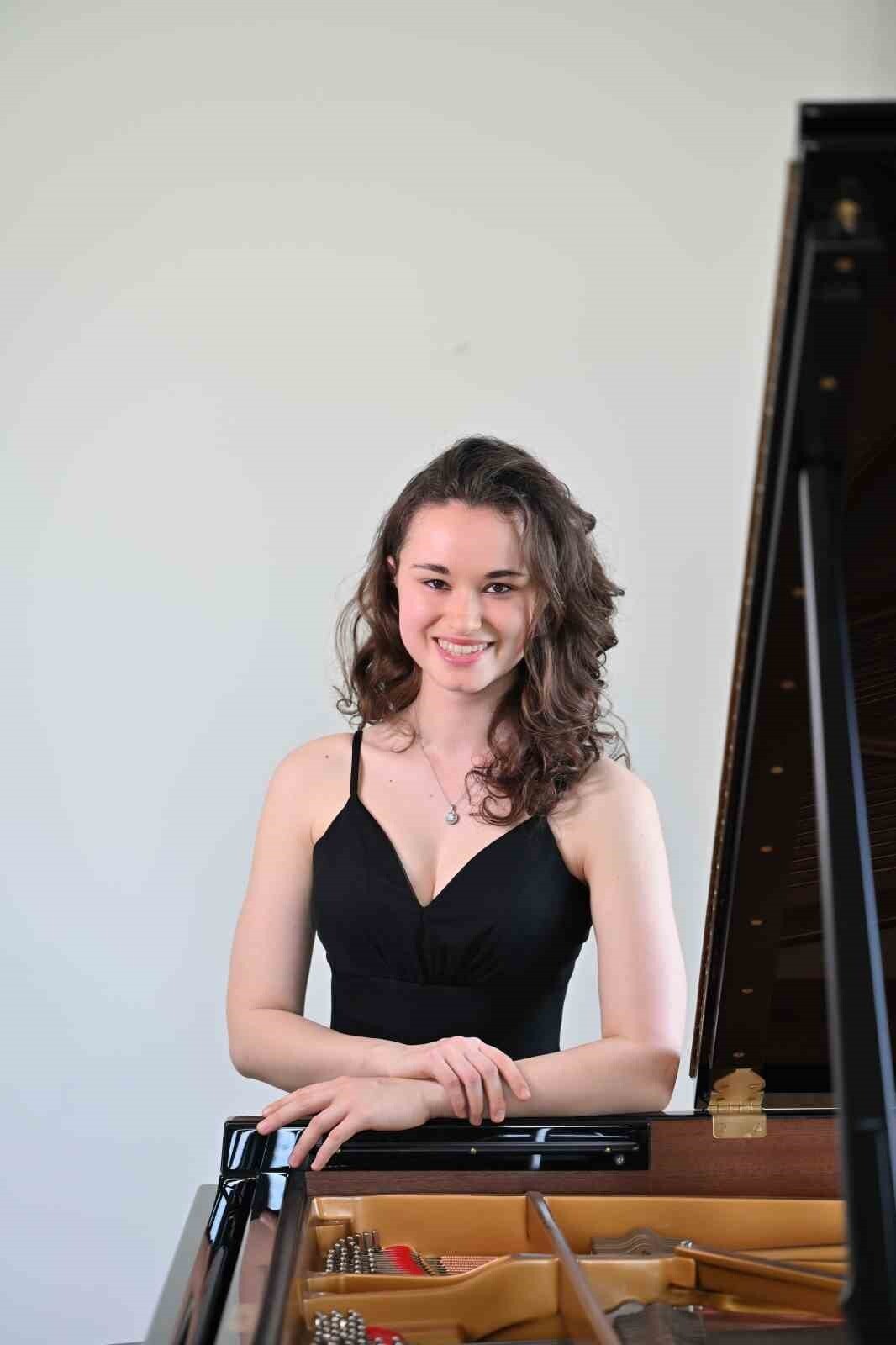 YAŞAR ÜNİVERSİTESİ SÜREKLİ EĞİTİM MERKEZİ MÜZİK AKADEMİSİ MEZUNU 20 YAŞINDAKİ NEHİR ÖZZENGİN, 14...