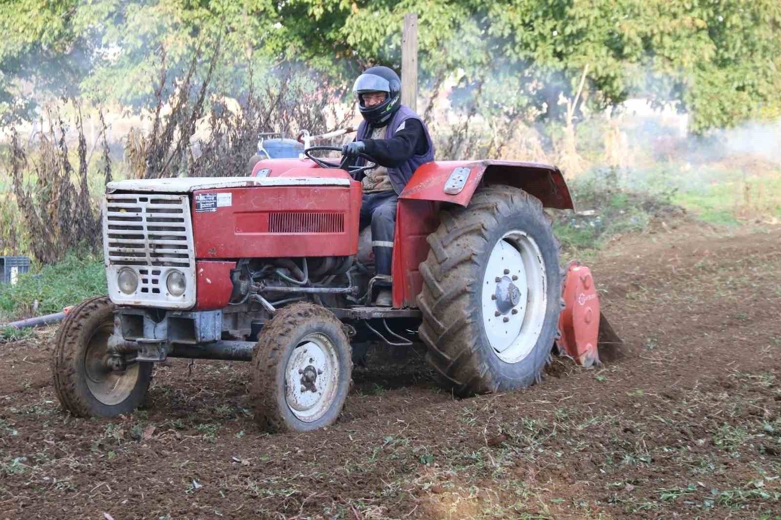 YENİ KARARA, TEPEBAŞI İLÇESİNDE YEŞİLTEPE MAHALLESİNDE BULANAN TARIM ARAZİSİNİ TRAKTÖRÜ İLE...