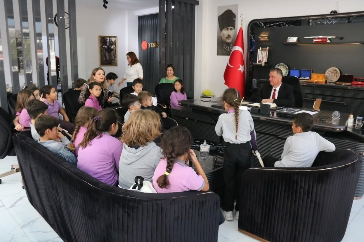 YENİPAZAR BELEDİYE BAŞKANI MALİK ERCAN, İLKOKUL ÖĞRENCİLERİNİ MAKAMINDA AĞIRLAYARAK SORULARINI...