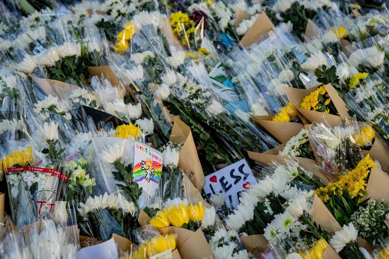 YERLİ VE YABANCI ZİYARETÇİLER, ALANA ÇİÇEK BIRAKIP DUA ETTİ VE EL YAZISIYLA NOTLAR BIRAKTI.