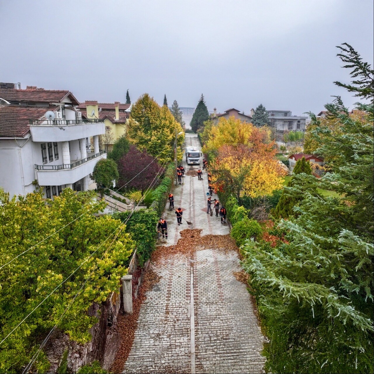 YEŞİLYURT BELEDİYE BAŞKANI PROF. DR. İLHAN GEÇİT, YAKINCA MAHALLESİ’NDE SÜRDÜRÜLEN TEMİZLİK VE...