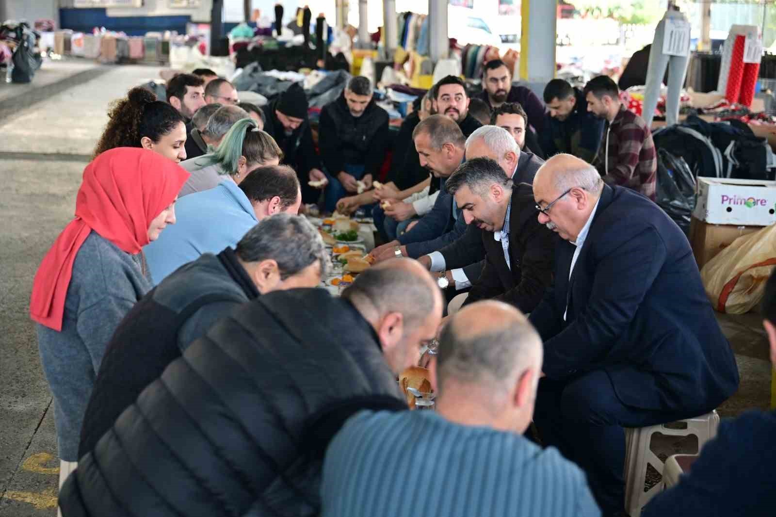 YILDIRIM BELEDİYE BAŞKANI OKTAY YILMAZ, SAHA ZİYARETLERİ KAPSAMINDA ZÜMRÜTEVLER KAPALI PAZAR YERİ...