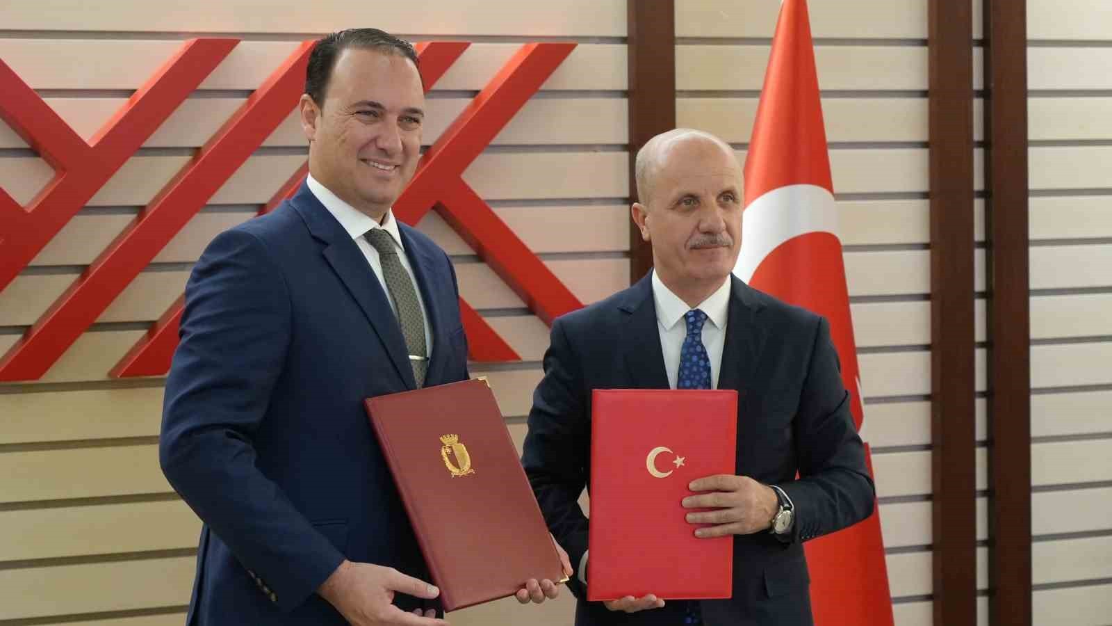 YÖK BAŞKANI EROL ÖZVAR İLE MALTA MİLLİ EĞİTİM, SPOR, GENÇLİK, ARAŞTIRMA VE YENİLİK BAKANI CLİFTON...