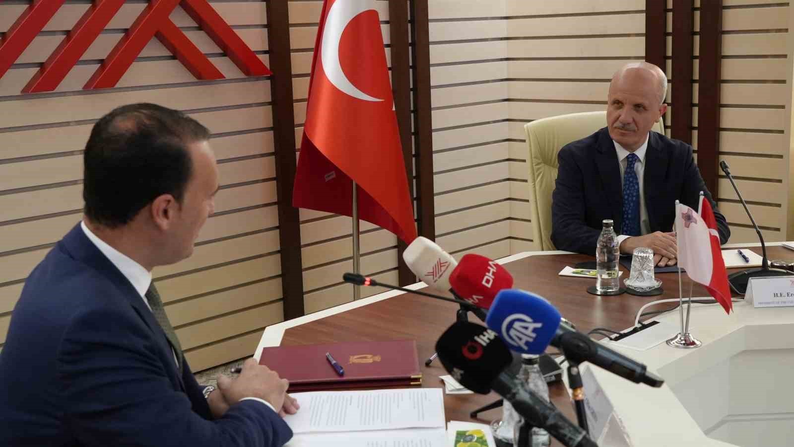 YÖK BAŞKANI EROL ÖZVAR İLE MALTA MİLLİ EĞİTİM, SPOR, GENÇLİK, ARAŞTIRMA VE YENİLİK BAKANI CLİFTON...