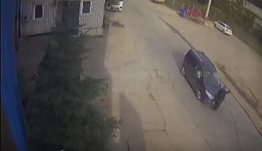 YOLUN KARŞISINA GEÇMEK İSTEYEN YAŞLI ADAMA ARACIN ÇARPMA ANI KAMERADA