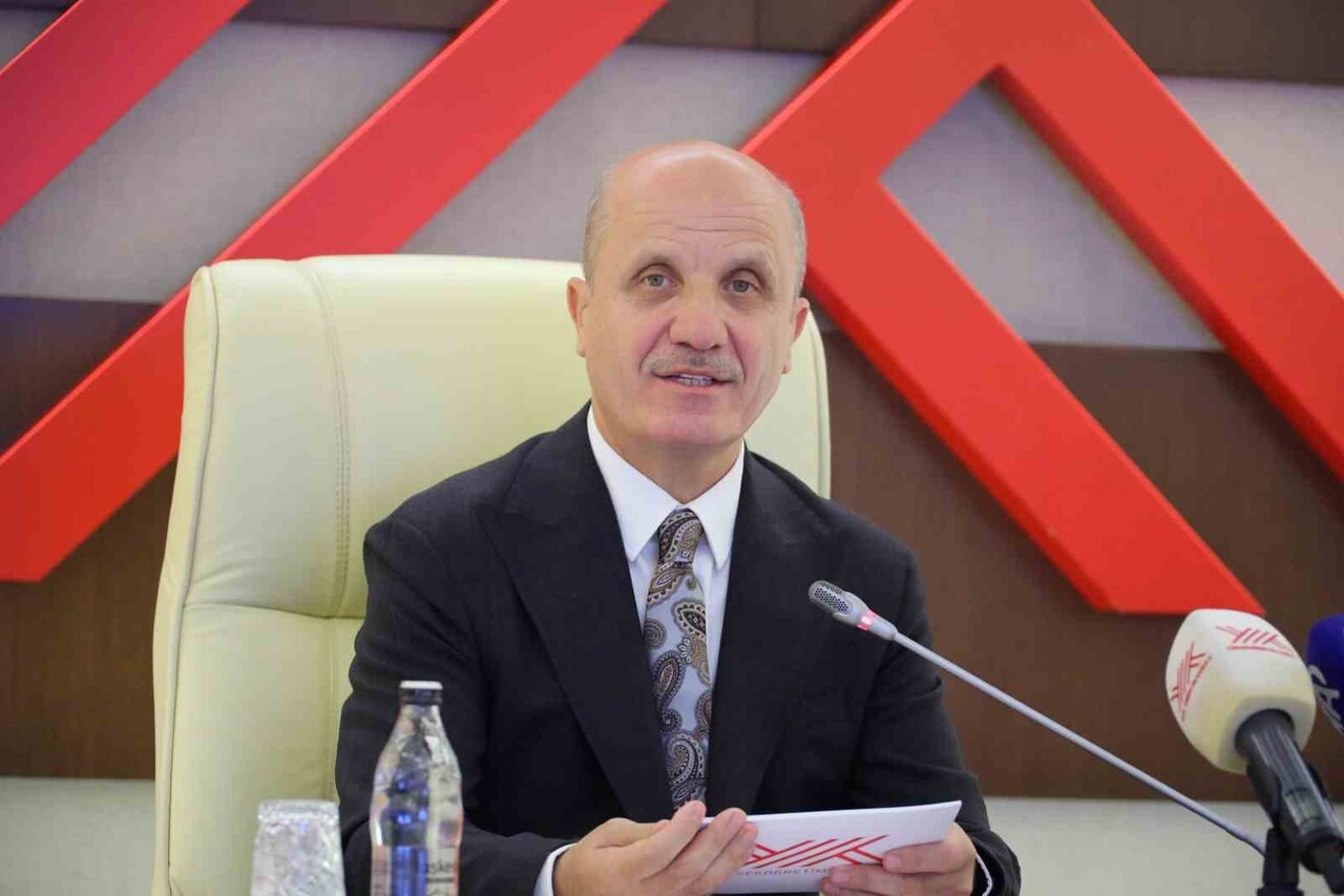 YÜKSEKÖĞRETİM KURULU BAŞKANI EROL ÖZVAR, İSTEYEN VE BAŞARILI OLAN ÖĞRENCİLERİN ÜNİVERSİTEYİ ÜÇ...