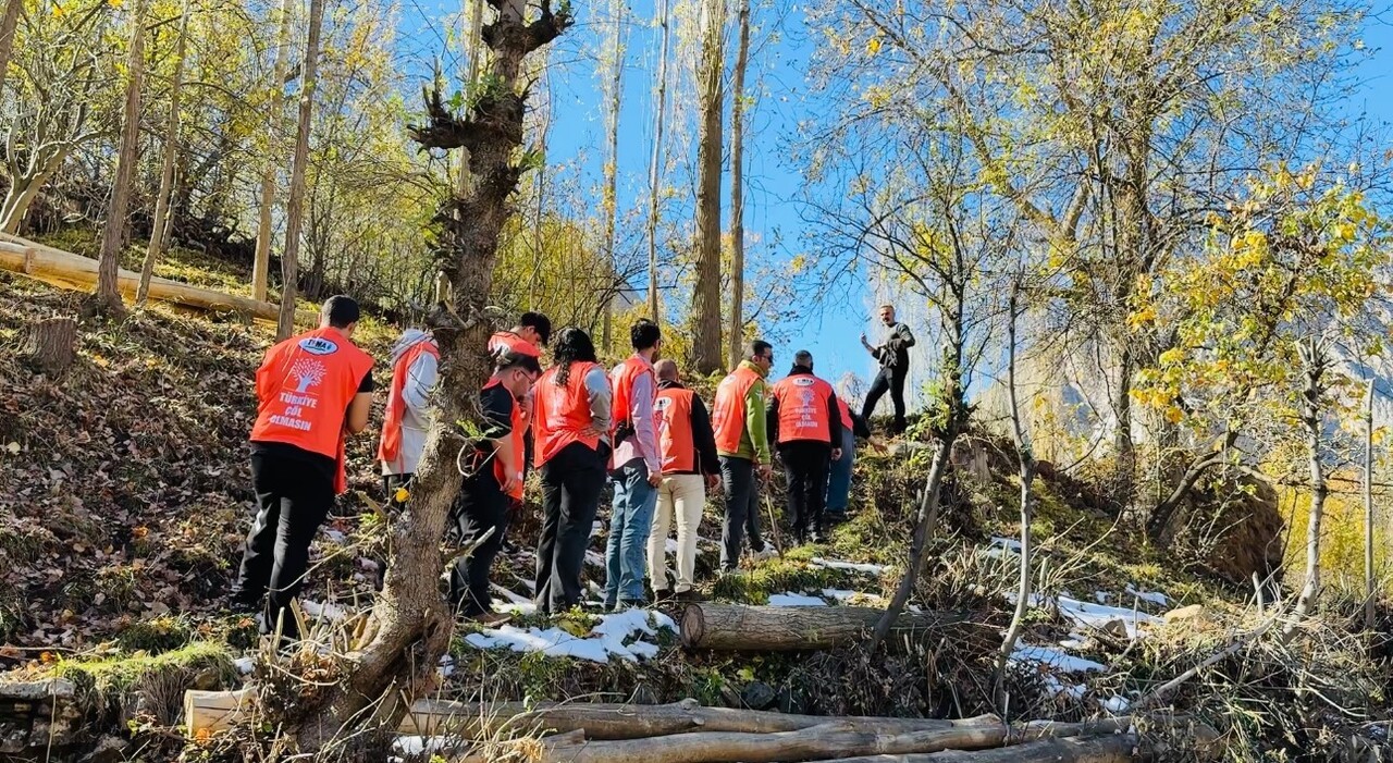 YÜKSEKOVA İLÇESİNE BAĞLI YEŞİLTAŞ KÖYÜNDE, EROZYONLA MÜCADELE HAFTASI KAPSAMINDA TEMA VAKFI...