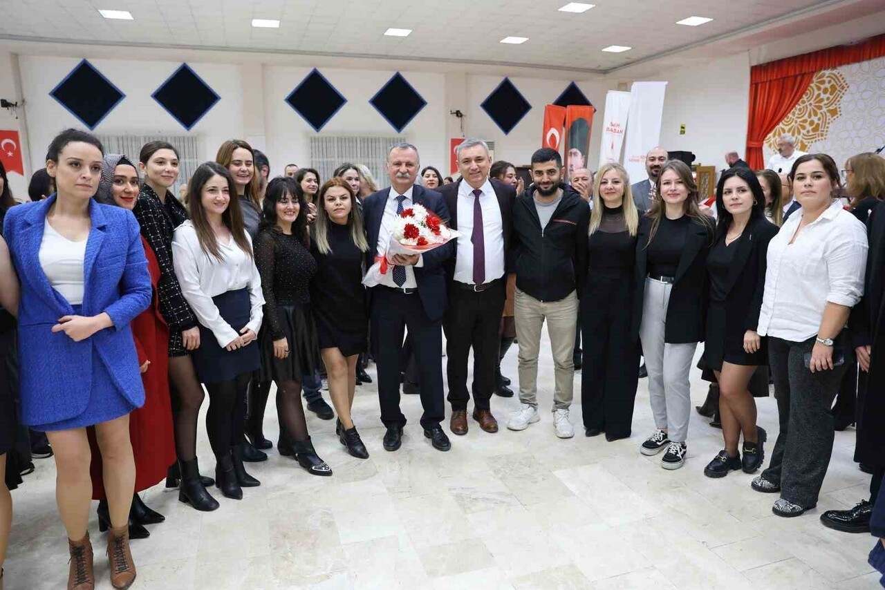 YUNUSEMRE BELEDİYESİ, 24 KASIM ÖĞRETMENLER GÜNÜ KAPSAMINDA BÜNYESİNDEKİ ÖĞRETMENLERİ ÖZEL BİR...