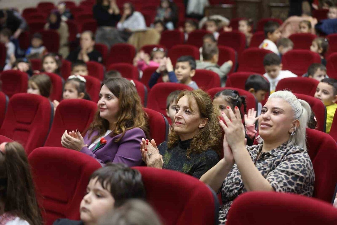 YUNUSEMRE BELEDİYESİ ÇOCUK KÜLTÜR VE SANAT MERKEZLERİ’NDE EĞİTİM ALAN ÇOCUKLAR, 20 KASIM DÜNYA...