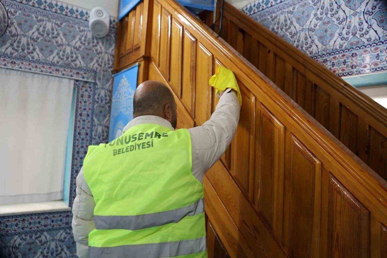 YUNUSEMRE BELEDİYESİ, VATANDAŞLARIN DAHA TEMİZ VE HUZURLU BİR ORTAMDA İBADETLERİNİ...