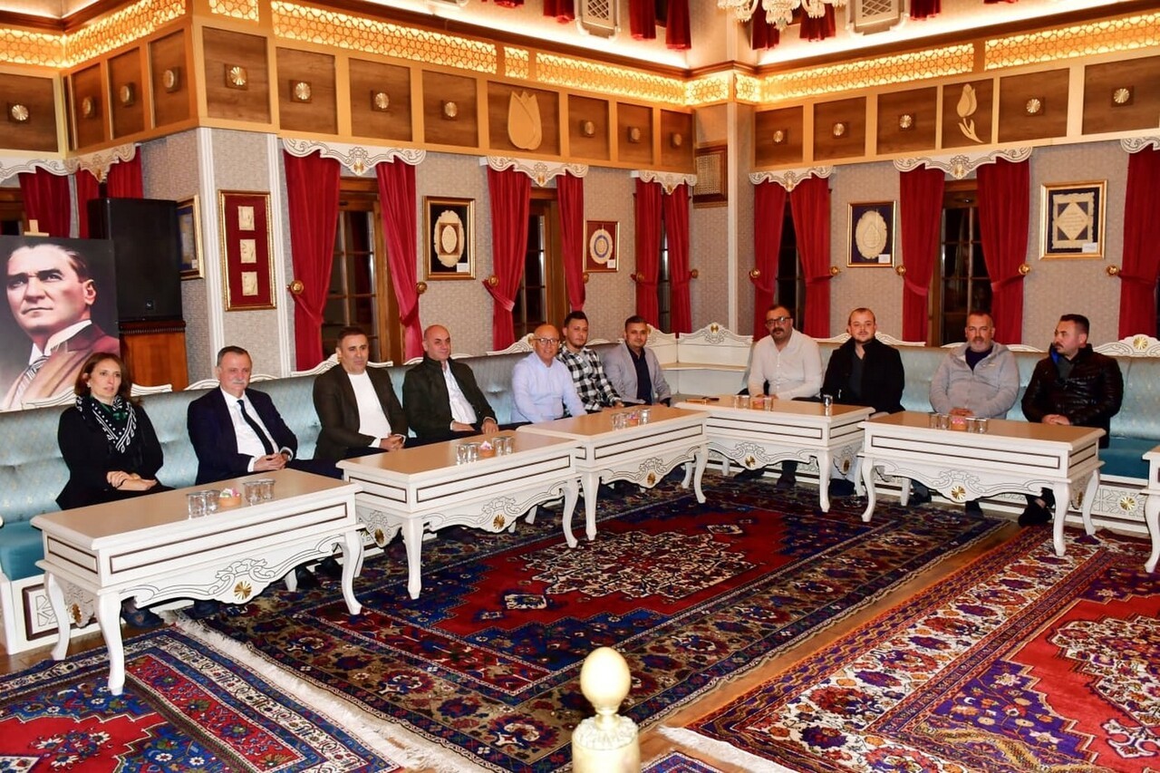 YUNUSEMRE BELEDİYESPOR YÖNETİMİ, BELEDİYE BAŞKANI SEMİH BALABAN'IN ÖĞRETMENLER GÜNÜ'NÜ TOPLANTI...