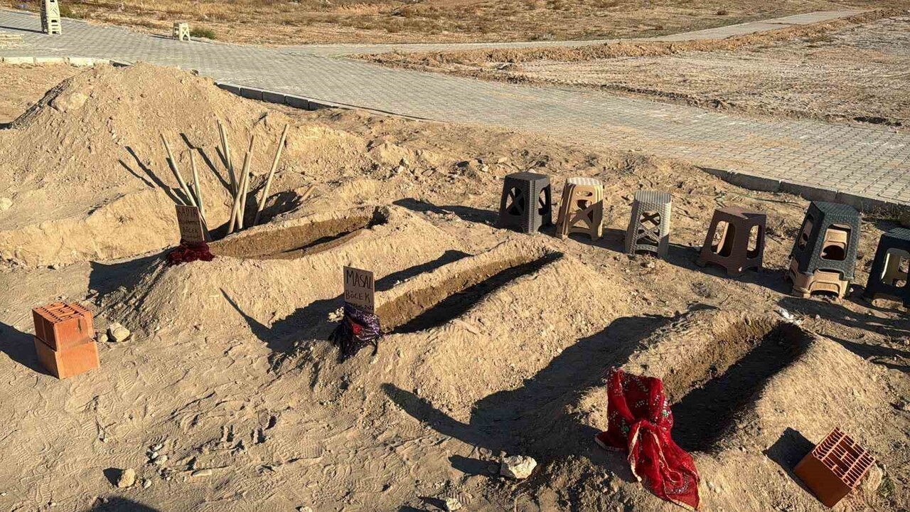 ZEHİRLENME OLAYININ ARDINDAN HAYATINI KAYBEDEN ANNE VE ÇOCUKLARI YAN YANA DEFNEDİLİRKEN, ANNE VE...