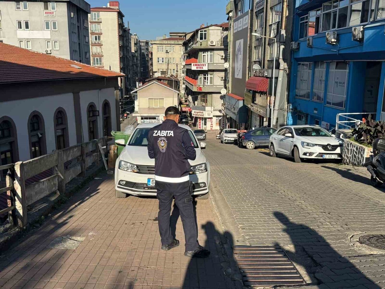 ZONGULDAK'TA GELİŞİGÜZEL PARK EDİLEN ARAÇLARIN SÜRÜCÜLERİNE CEZAİ İŞLEM UYGULANDI.