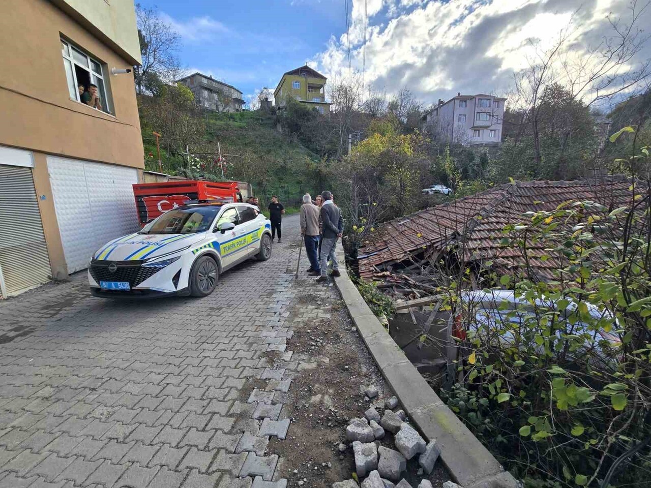ZONGULDAK'TA KONTROLDEN ÇIKAN OTOMOBİL BİR EVİN ÇATISINA UÇTU.
