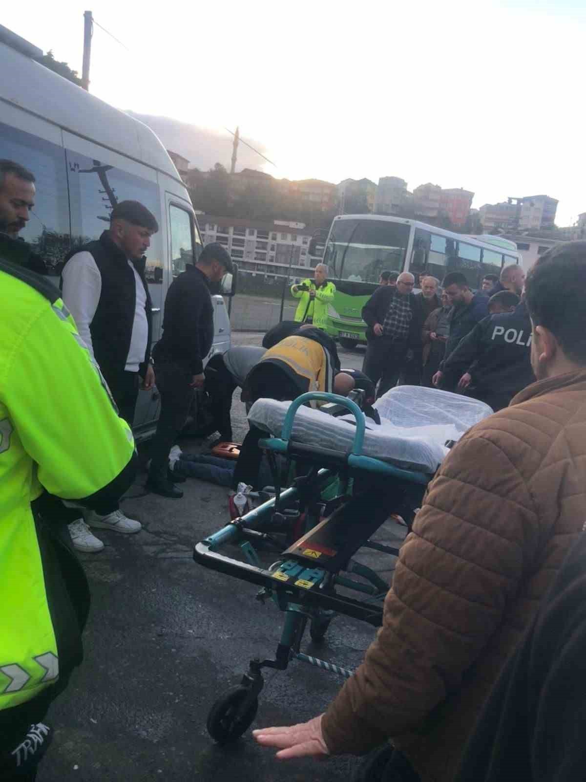 ZONGULDAK (İHA) - ZONGULDAK'IN ALAPLI İLÇESİNDE YOLUN KARŞISINA GEÇMEK İSTERKEN YERE DÜŞTÜKTEN...