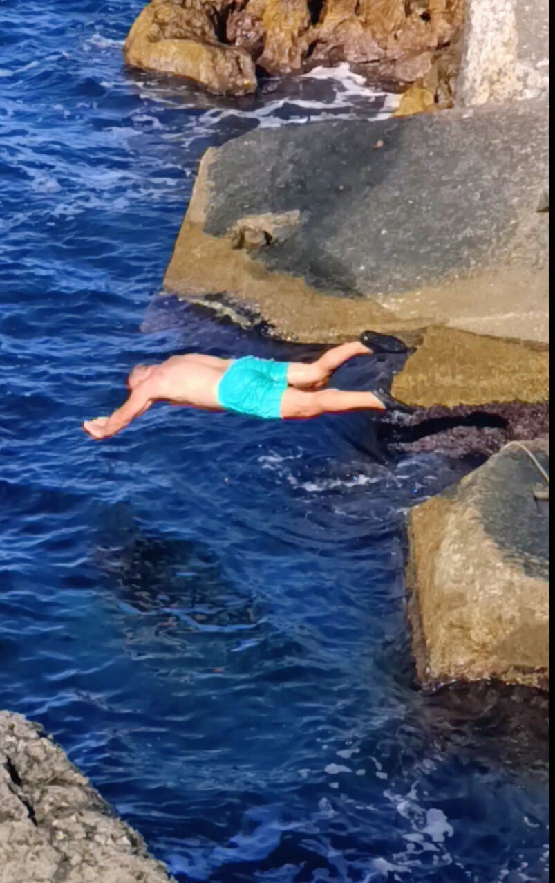 ZONGULDAK’TA SOĞUK HAVAYA ALDIRIŞ ETMEYEN BİR KİŞİ DENİZE GİRDİ.