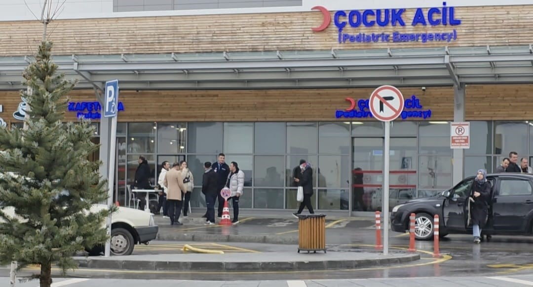 23 ÖĞRENCİ, AMBULANSLARLA KÜTAHYA ŞEHİR HASTANESİ'NE SEVK EDİLEREK TEDAVİ ALTINA ALINDI.