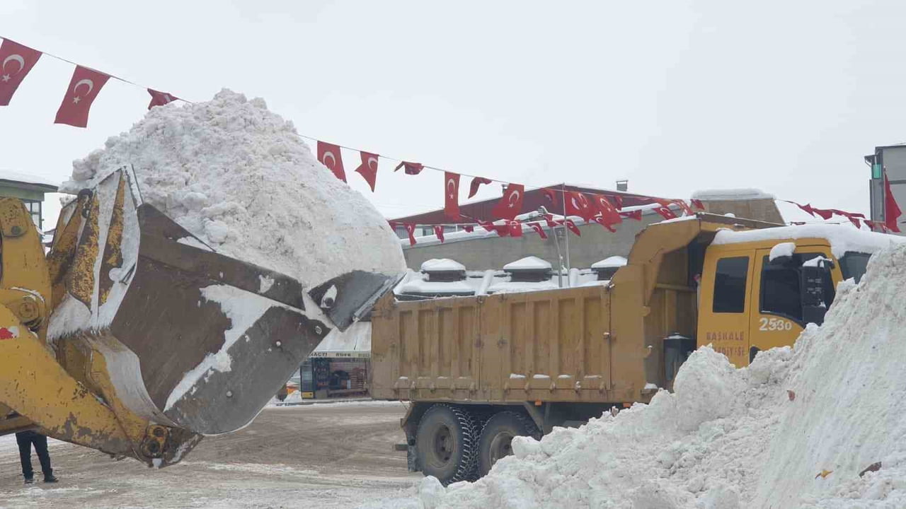 2400 RAKIMLA TÜRKİYE’NİN EN YÜKSEK İLÇESİ OLAN VAN’IN BAŞKALE İLÇESİNDE BU YIL KIŞ ÇOK SERT...