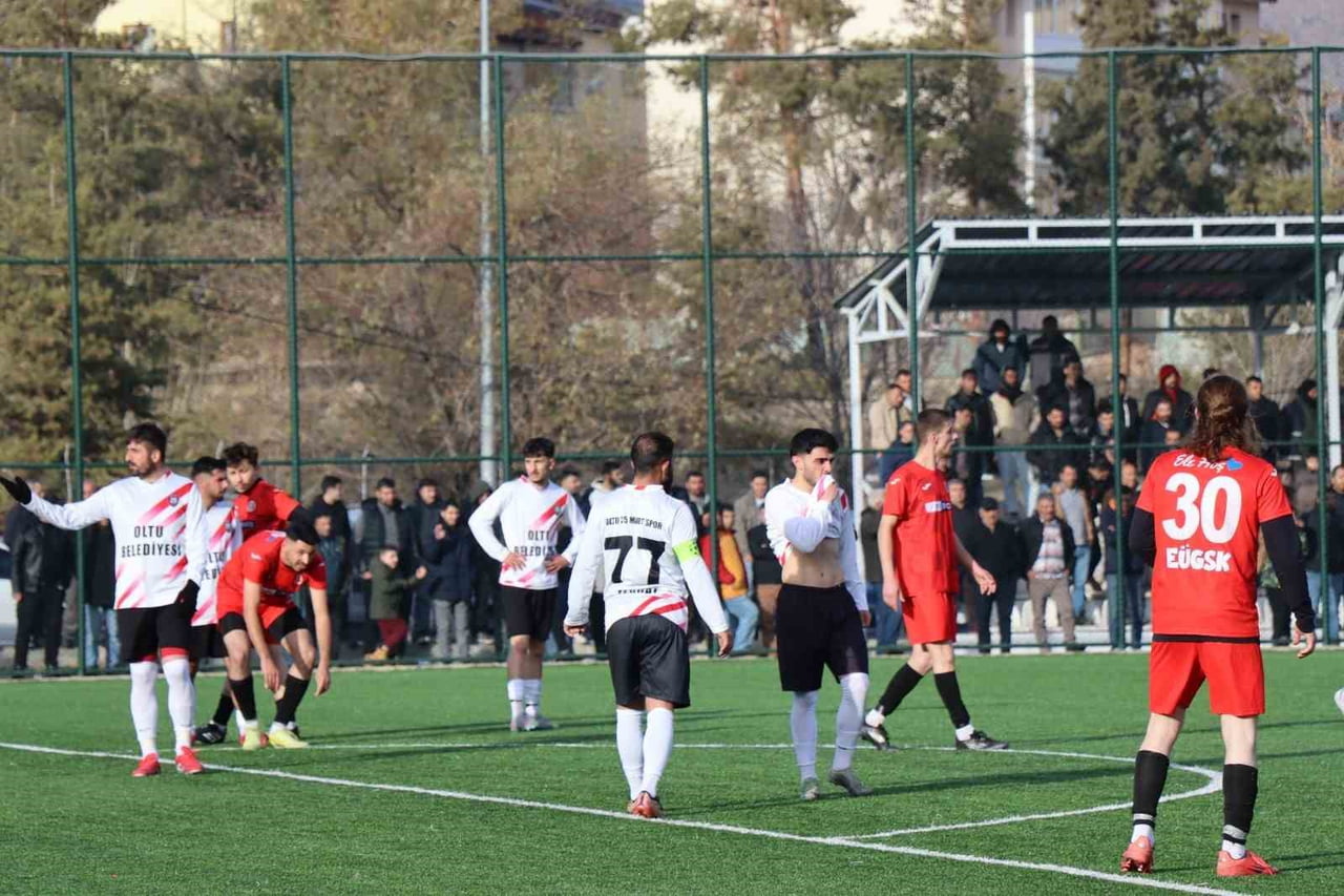 25 MART OLTU BELEDİYESPOR, SAHASINDA KARŞILAŞTIĞI ERZURUM ÜNİVERSİTELİ GENÇLER SPOR KULÜBÜ’NÜ 3-1...