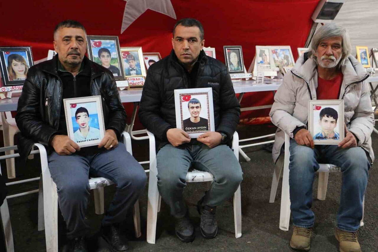 3 EYLÜL 2019 TARİHİNDEN BERİ DİYARBAKIR'DA ESKİ HDP İL BAŞKANLIĞI BİNASI ÖNÜNDE OTURMA EYLEMİNİ...