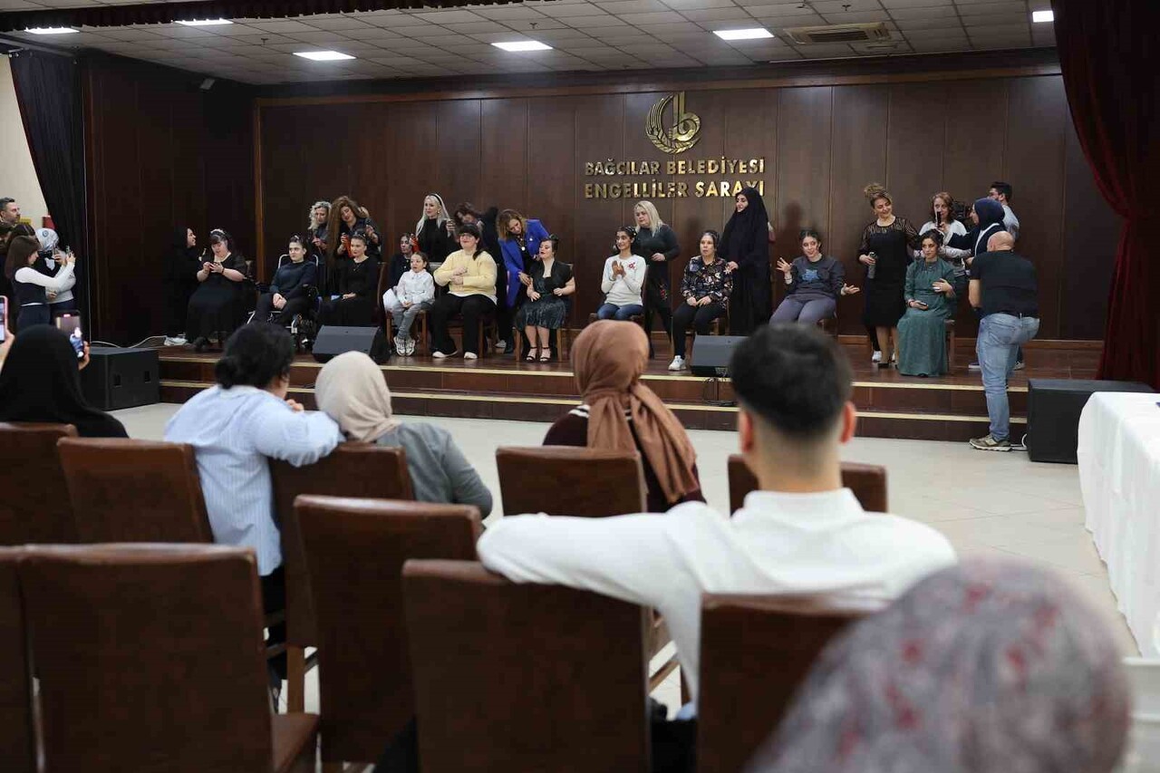 35 ERKEK 15 İLE KADIN OLMAK ÜZERE TOPLAM 50 KUAFÖRÜN KATILDIĞI YARIŞMADA RENKLİ GÖRÜNTÜLER ORTAYA...